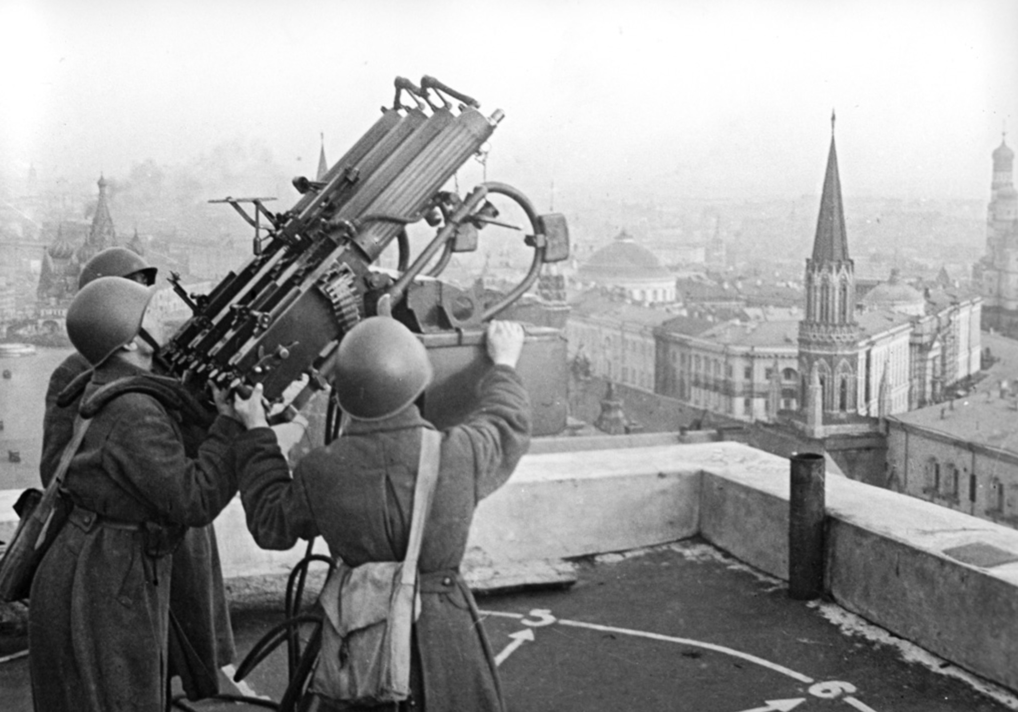 Anti-aircraft gunners on the roof of Moscow's central Hotel "Moskva". 